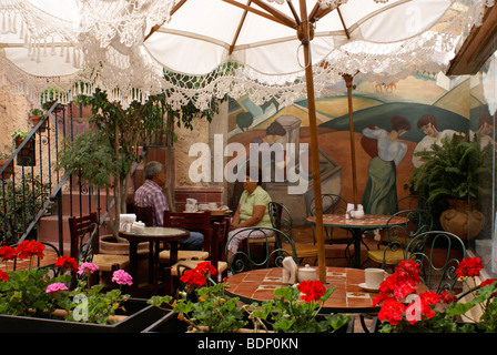 Di mezza età giovane messicano parlando in un ristorante esterno cafe in San Miguel De Allende, Guanajuato, Messico Foto Stock