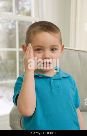 Ragazzo firma la parola "blue" in American Sign Language Foto Stock