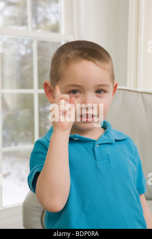 Ragazzo firma la lettera 'D' in American Sign Language Foto Stock