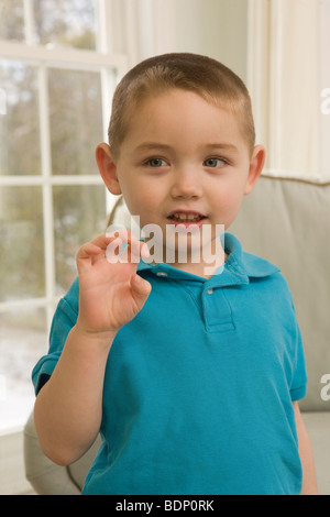 Ragazzo firma la lettera " e " in American Sign Language Foto Stock