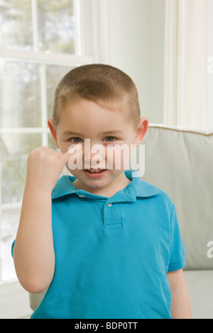 Ragazzo firma la lettera 'J' in American Sign Language Foto Stock