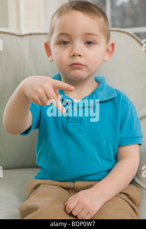Ragazzo firma la lettera 'P' in American Sign Language Foto Stock