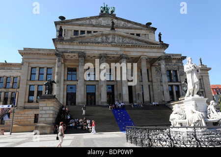 Konzerthaus concert hall sulla piazza Gendarmenmarkt, monumento a Schiller in primo piano, capitale federale Berlino, Germania, Europa Foto Stock