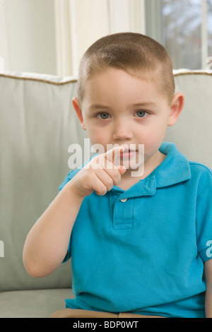 Ragazzo firma la parola " SI " in American Sign Language Foto Stock