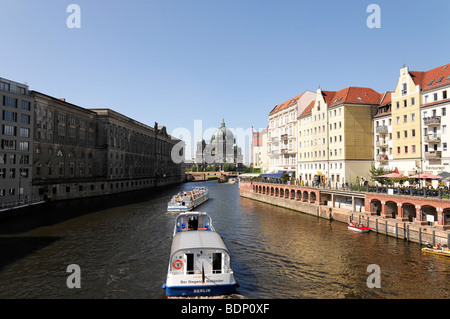 Imbarcazioni per escursioni sul fiume Sprea, nel retro della cattedrale Berliner Dom, capitale federale Berlino, Germania, Europa Foto Stock