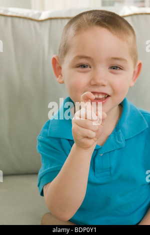 Ragazzo firma la lettera 'X' in American Sign Language Foto Stock