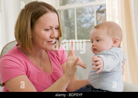 Donna firma la frase "ti amo ' in American Sign Language durante la comunicazione con il figlio Foto Stock