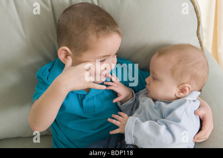 Ragazzo firma la frase "ti amo ' in American Sign Language durante la comunicazione con il suo fratello Foto Stock