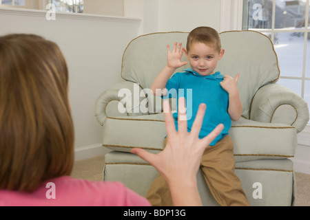 Donna e suo figlio firma il numero " 5 " in American Sign Language Foto Stock