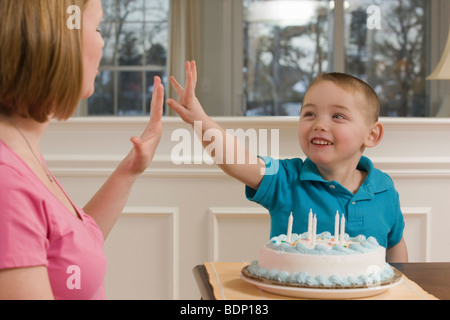 Donna firma il numero " 5 " in American Sign Language durante la comunicazione con il figlio Foto Stock