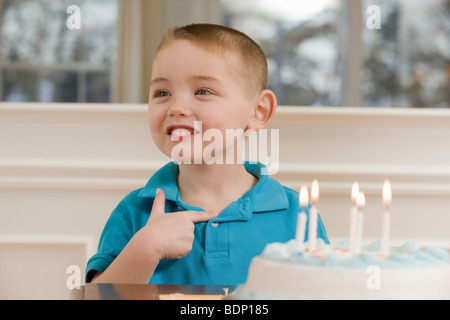 Ragazzo firma la parola 'Me' in American Sign Language Foto Stock