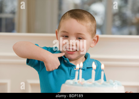 Ragazzo firma la parola 'cool' in American Sign Language Foto Stock