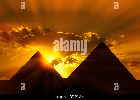 L'Egitto, al Cairo e Piramidi di Giza al tramonto Foto Stock