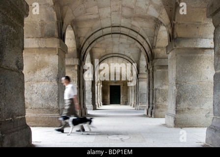 Il Monastero Reale di San Lorenzo del Escorial con uomo a camminare un cane Foto Stock