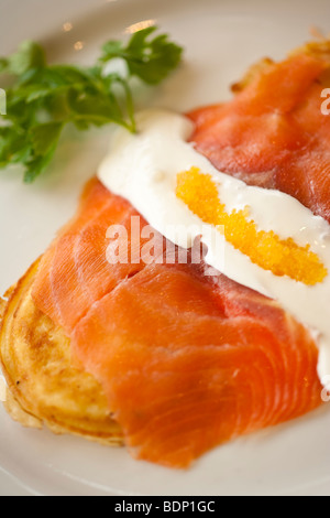 Formaggio di capra pancake con salmone affumicato e caviale dorato, Ristorante Jane, Santa Barbara, California, Stati Uniti d'America Foto Stock