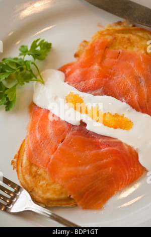 Formaggio di capra pancake con salmone affumicato e caviale dorato, Ristorante Jane, Santa Barbara, California, Stati Uniti d'America Foto Stock