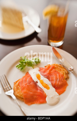 Formaggio di capra pancake, salmone affumicato e caviale dorato con tè e torta di noci di cocco, Ristorante Jane, Santa Barbara, California Foto Stock