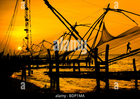 Cinese di reti da pesca al tramonto, Cochin, Kerala, India Foto Stock