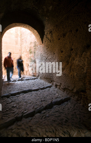 Coppia di visitatori all'interno Alcazaba, Alhambra di Granada, Spagna Foto Stock