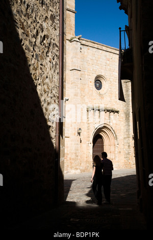 La Cattedrale alla fine di una strada stretta, Caceres, Spagna Foto Stock