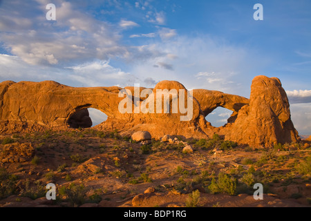 Nord e Sud finestre ad archi nella sezione Windows del Parco Nazionale di Arches, Moab, Utah, Stati Uniti Foto Stock