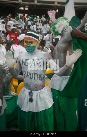 Ventola nigeriano appelli per l'amicizia con la rivale di Ghana i tifosi di calcio visualizzando lo slogan. Noi siamo fratelli. Quarti di finale. Foto Stock