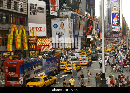 Times Square area nel centro di Manhattan nel cuore del quartiere dei teatri a 7 Ave. vicino a 46th St. Foto Stock