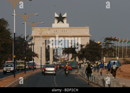 Vista di Piazza Indipendenza e la stella nera monumento arch inscritto con le parole " la libertà e la giustizia". Accra. Il Ghana Foto Stock