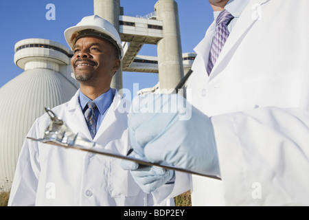 Due scienziati presso un impianto di trattamento delle acque Foto Stock