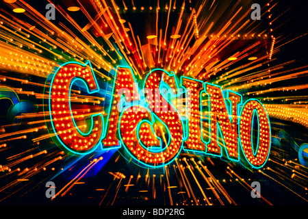 Stati Uniti d'America, New Jersey, Atlantic City, neon casino segno con zoom sfocato motion Foto Stock