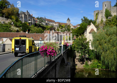 Antico ponte sul fiume nella città di angoli sur l' Anglin, Francia Foto Stock