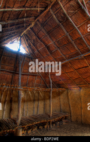 Interno del vecchio legno incorniciata barn Foto Stock