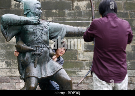 Il Robin Hood statua a Nottingham Castle è un luogo comune per i turisti di fermarsi e di avere un po' di gioco Foto Stock