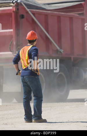 Engineer presso un impianto Foto Stock