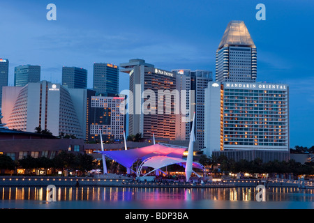 Lo skyline di Singapore, Marinabay, Esplanade Drive, Pan Pacific, Mandarin Oriental, Conrad, Meritus, Singapore, Sud-est asiatico Foto Stock