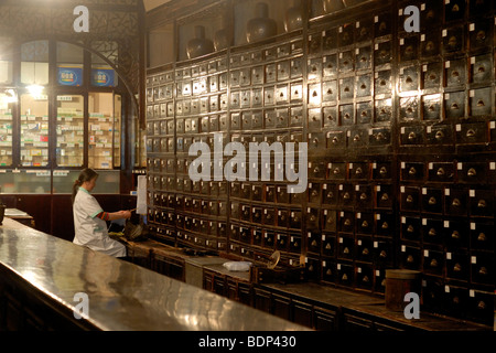 Speziale in una vecchia farmacia cinese con un antico armadio speziale, Tunxi, Huangshan Shi, provincia di Anhui, Cina e Asia Foto Stock