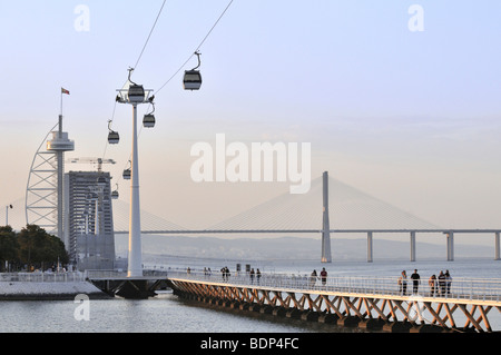 Torre Vasco da Gama, Tower Bridge e il ponte pedonale nel Parque das Nações park, sede dell'Expo 98, Lisbona, Portogallo, e Foto Stock