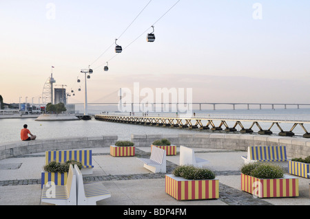 Dipinto di panchine, gondole e meditando l uomo, il Parque das Nações park, sede dell'Expo 98, Lisbona, Portogallo, Europa Foto Stock