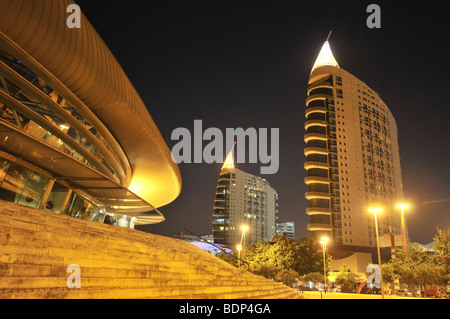 Architettura moderna, Pavilhao Atlantico, sinistra e grattacieli São Gabriel e Sao Rafael, destra nel Parque das Nações park Foto Stock