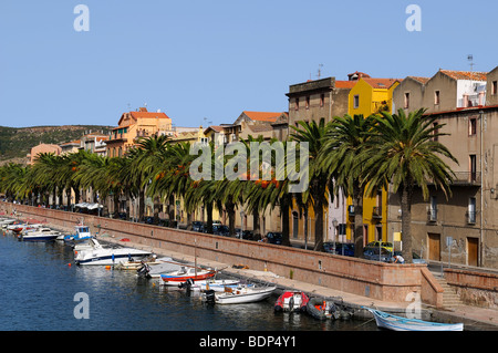 Barche sul fiume Temo e il centro storico di Bosa, palme lungo la promenade, Bosa, Oristano, Sardegna, Italia, Foto Stock