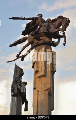 Manas statua, kirghisa poema epico eroe, simbolo di Bishkek. Foto Stock