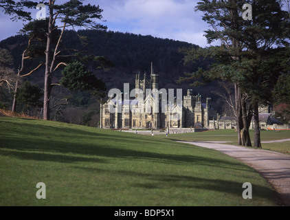 Margam Castle (XIX secolo gotico) Margam Park View attraverso gli alberi Neath Port Talbot County South Wales UK Foto Stock