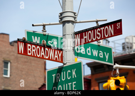 Segni di strada nella città di New York Foto Stock