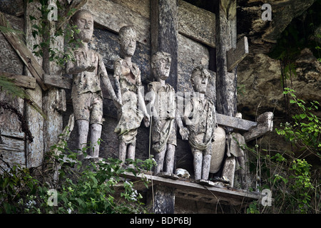 Indonesia Sulawesi, Tana Toraja area, Marante village, tombe in pietra con effigi di legno dei morti noti come tau tau Foto Stock