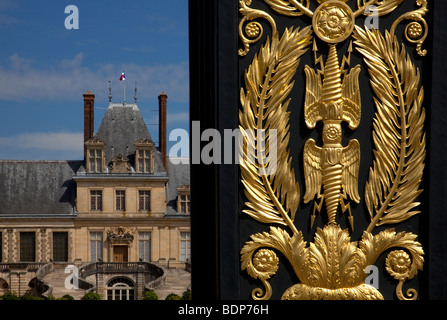 Gate di Onore , west elevazione, Whitehorse cortile, Palazzo Fontainebleau chateau, Parigi, Francia Foto Stock