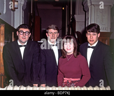 IL gruppo pop australiano SEEKERS nel 1965. Da sinistra: AtholGuy, Bruce Woodley, Judith Durham, Keith Potger foto: Tony Gale Foto Stock