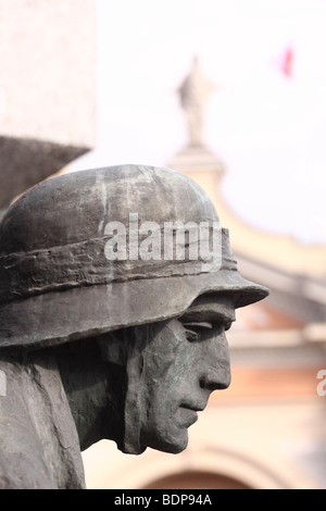 Varsavia POLONIA Monumento al 1944 Insurrezione di Varsavia che mostra il polacco combattenti della resistenza a Plac Krasinskich nella Città Vecchia Foto Stock