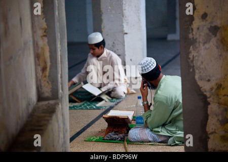 Giovani uomini in una madrasa di Calcutta India Foto Stock