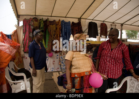 Gruppo di donne stand al Carnevale nel quartiere Bonapriso Douala Camerun Africa Occidentale la vendita di tie-abiti di colorante Foto Stock
