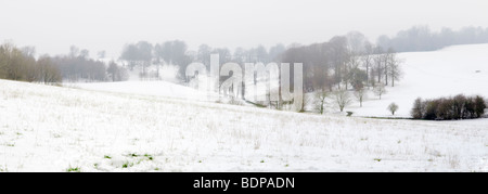 Panoramica scena rurale di coperta di neve campagna presi da Cotswold modo vicino a Old Sodbury , Regno Unito Foto Stock